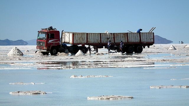 Salzgewinnung am Salzsee Salar de Uyuni  in Bolivien